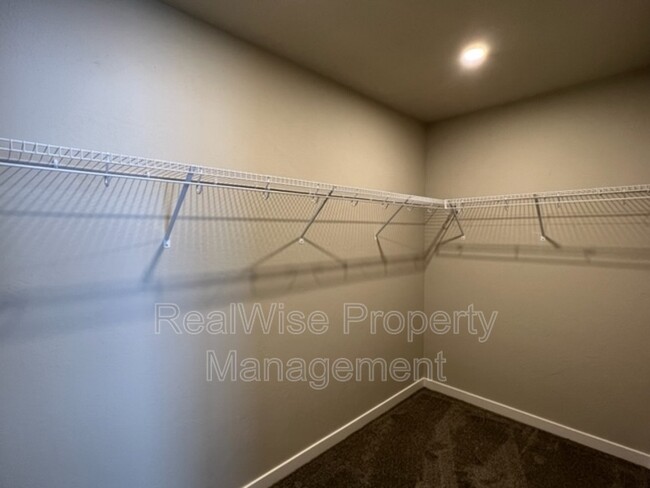 Building Photo - 675 NE Brookstone Dr