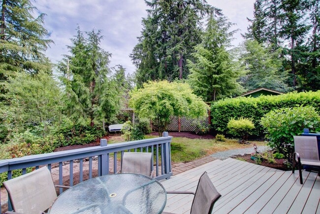 Building Photo - Lovely Clinton Home with Great Light and Pet Friendly!