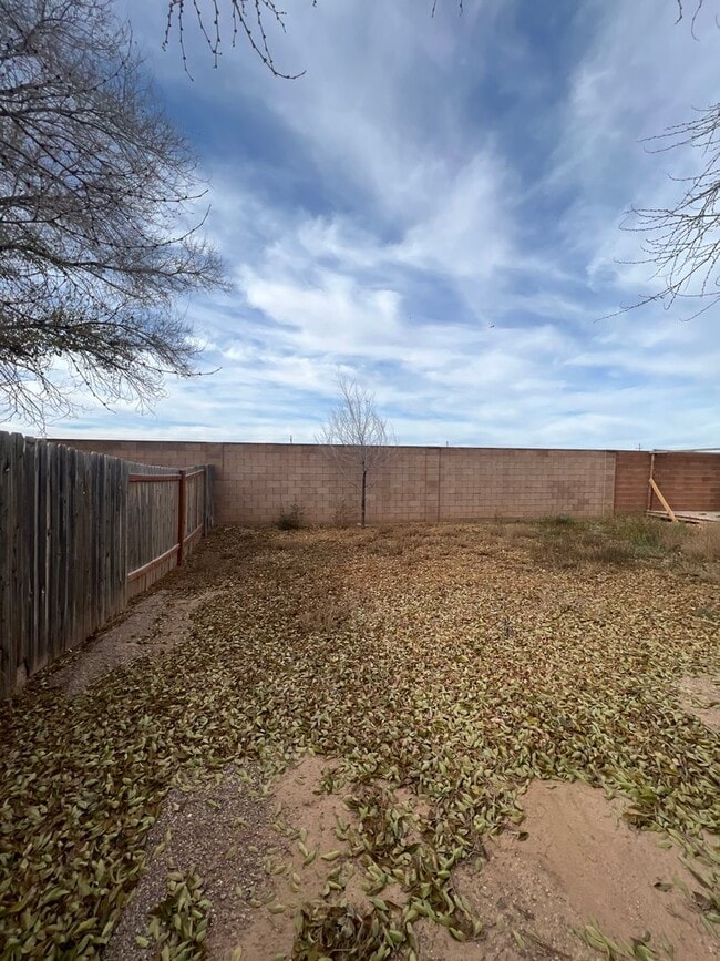 Building Photo - 3 Bedroom 2 bath with Garage