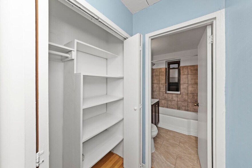 Building Photo - 1360 W Touhy Ave