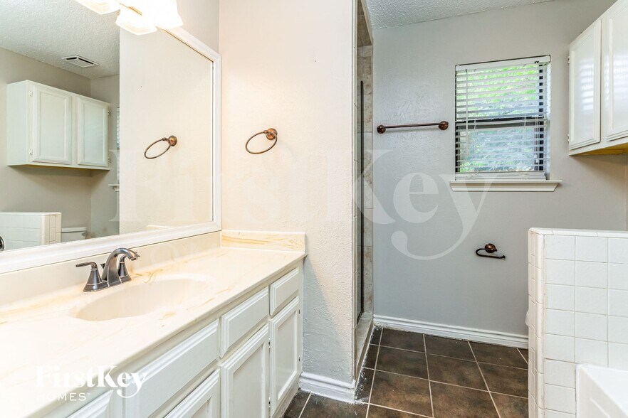 Building Photo - 7440 Creekfall Dr