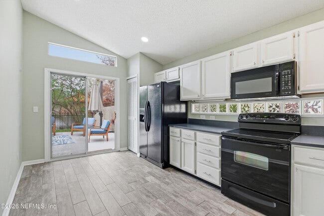 Building Photo - 1662 Evans Dr S