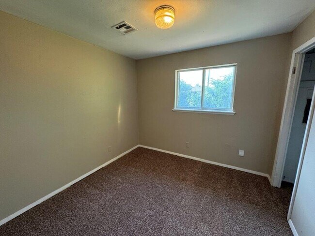 Building Photo - 3 bed, 1 bath home for rent in Moore near Santa Fe and NW 27th Street, New paint, and flooring!