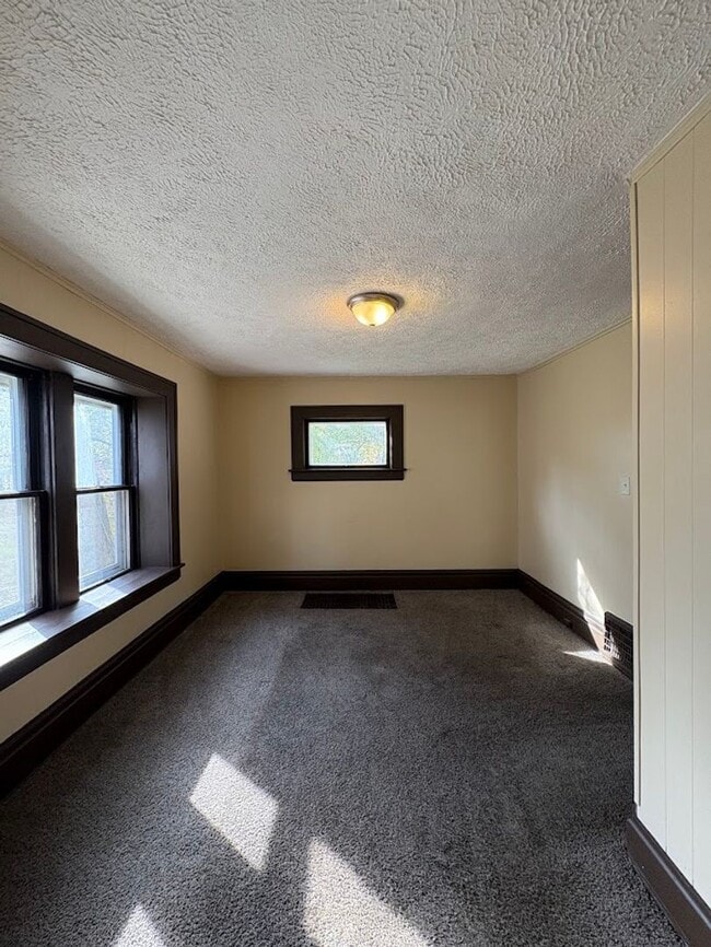 Building Photo - Three bedroom one bathroom home for rent