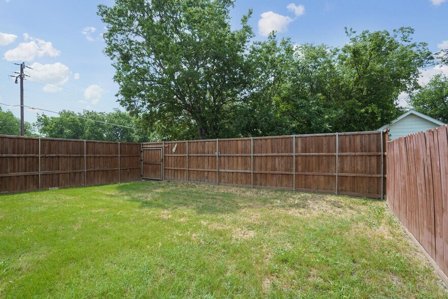 Building Photo - Modern Eagle Ford home with large fenced yard