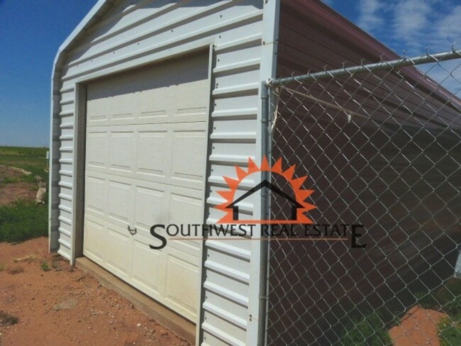 Building Photo - Country home with 3 bedroom 2 bathrooms