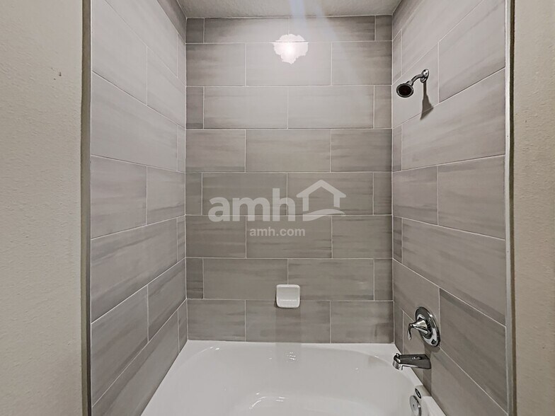 Building Photo - 233 Hemlock Pt