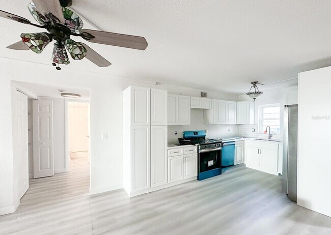 Building Photo - 7910 Sun Island Dr S