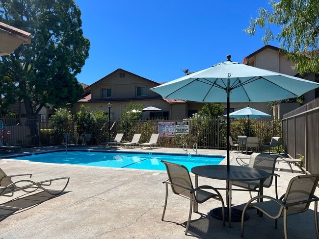 Building Photo - 3 bed, 2 1/2 bath Thousand Oaks Townhome