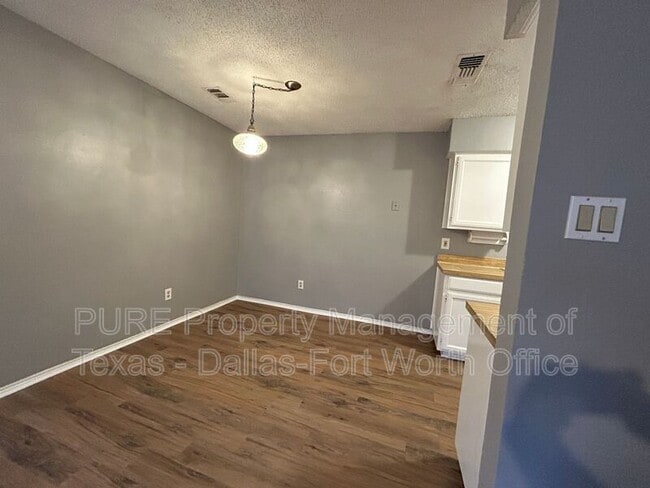 Building Photo - 731 Bluebonnet Dr