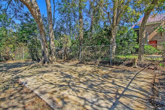 Building Photo - Modern Retreat Minutes from Downtown Charleston