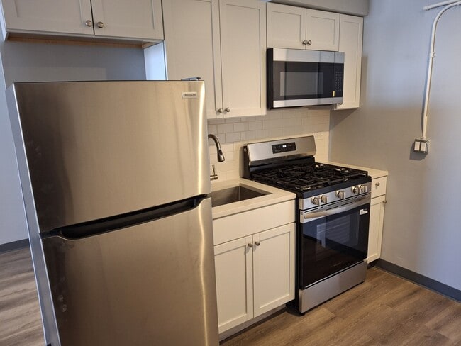 Building Photo - 3149 W Wellington Ave