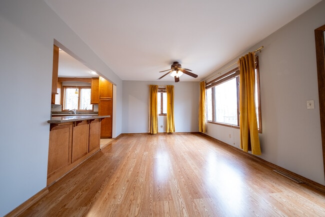 Building Photo - 1410 Juneau Ln N