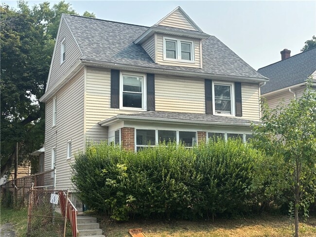 Primary Photo - 98 Fairbanks St