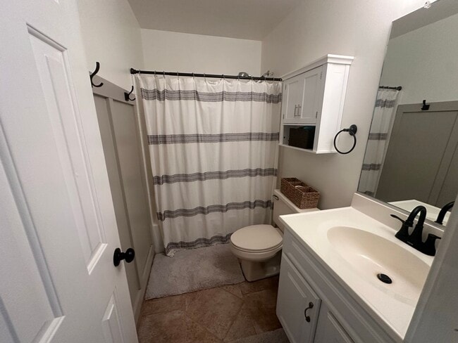 Building Photo - 3BR / 2BA with Garage Close to Dam Neck in...