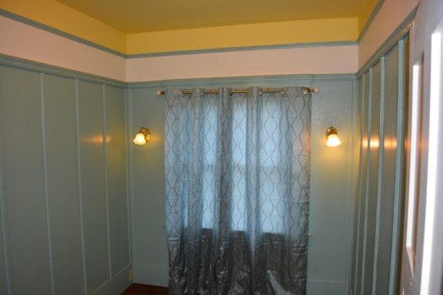 Building Photo - Beautiful, spacious Craftsman, Owner pays Yard Care, Laundry on site