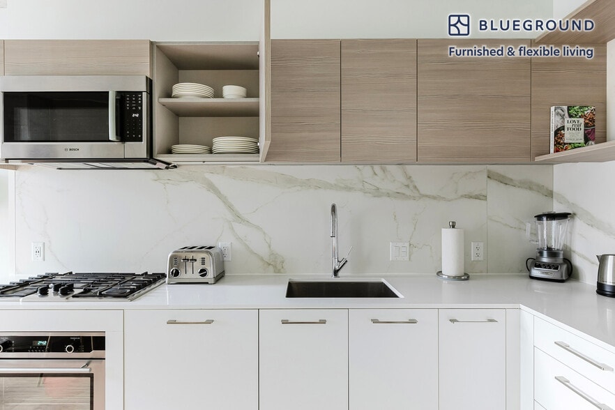 Building Photo - 165 N Desplaines St