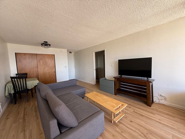 Building Photo - Furnished one bedroom with secured parking