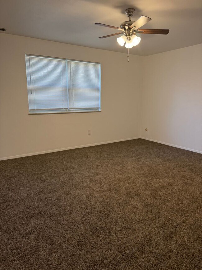 Building Photo - 913 Belle Valley Dr