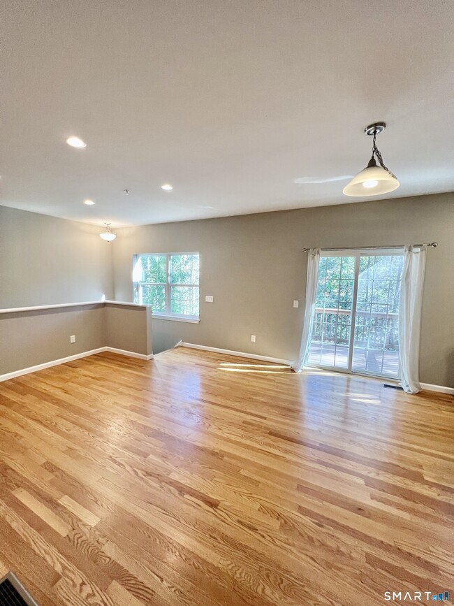 Building Photo - 17 Riverview Ct