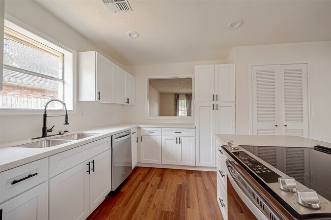 Building Photo - 934 Goldfinch Ave