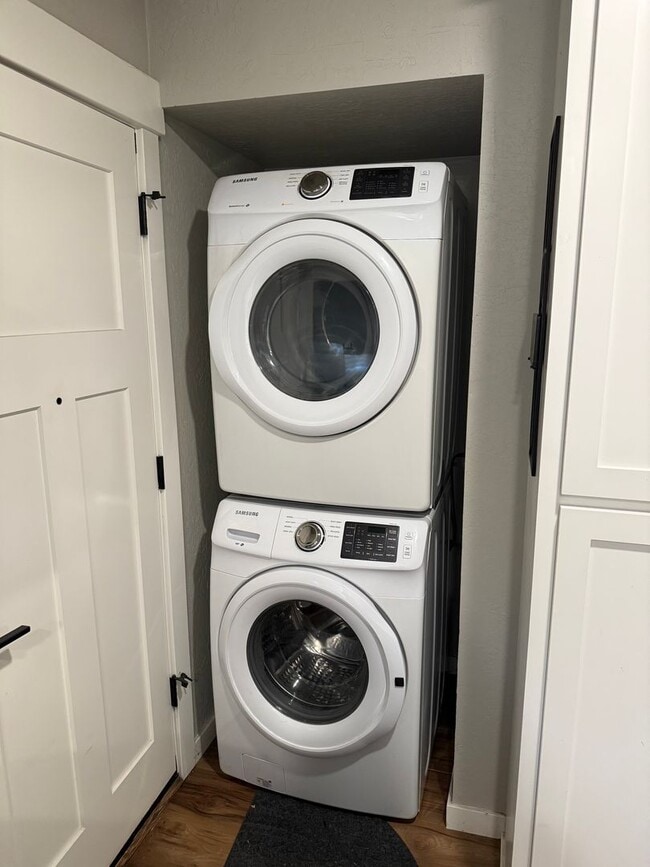 Building Photo - NICE DOWNSTAIRS UNIT WITH 2 BED 1 BATH IN GREAT LOCATION IN AUBUN!