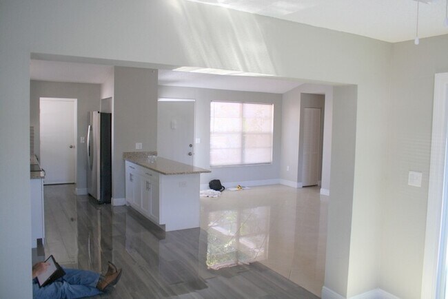 Building Photo - Beautifully updated over size 2 bed 2 bath 1 car garage home!