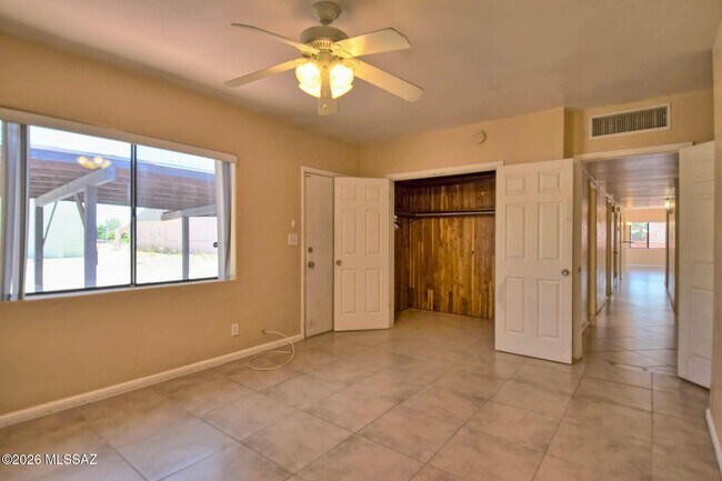 Building Photo - 1604 E 10th St