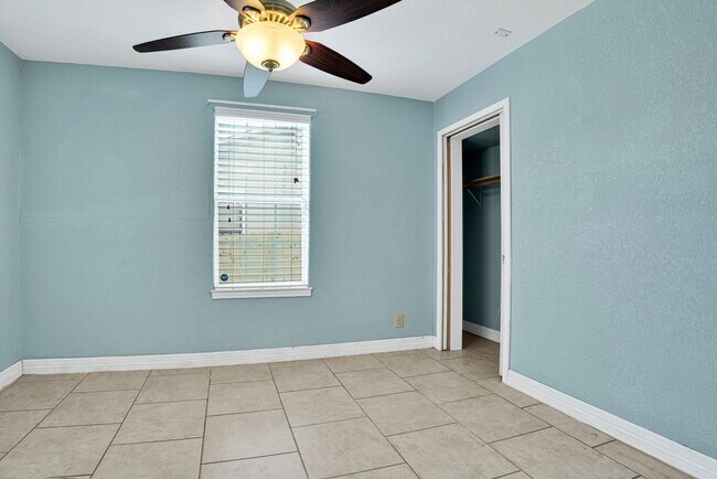 Building Photo - Charming 4-Bedroom Home near Downtown SA!