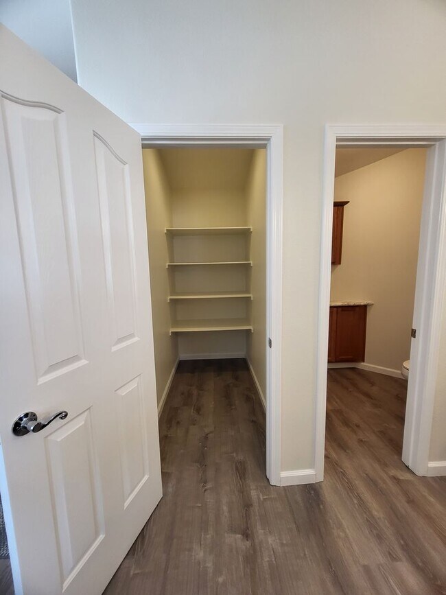 Building Photo - GOLDEN SPRINGS RANCH U8 - W. Betty Avenue