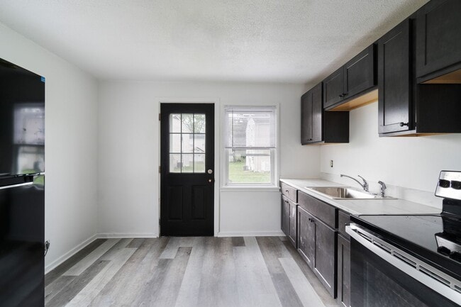 Building Photo - 4 Bedroom Townhome Available!