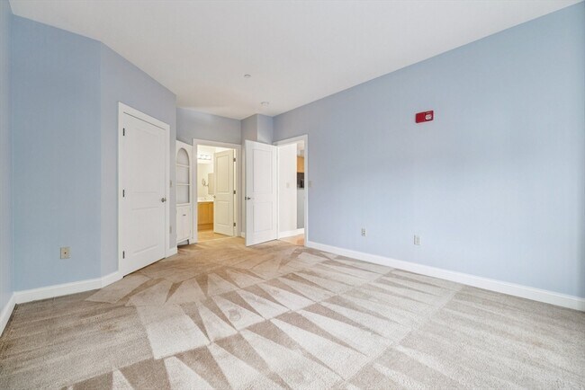 Building Photo - 527 Pawtucket St