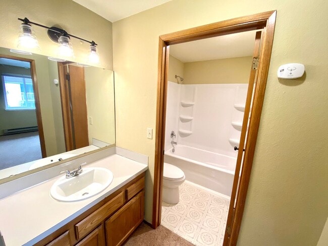 Building Photo - Conveniently Located 2 Bedroom