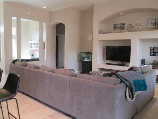 Building Photo - 5745 E Sunset Point Dr