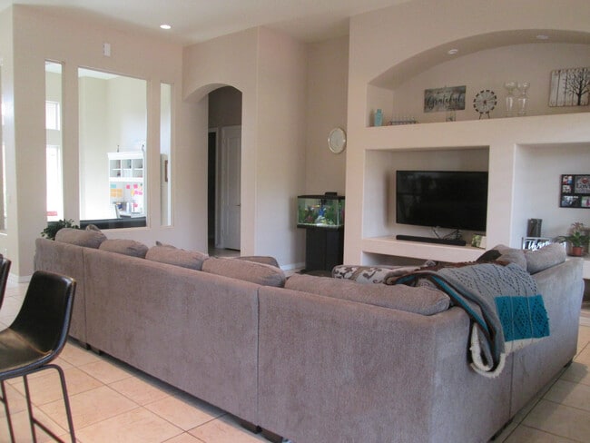 Building Photo - Unfurnished - 1 Year Rental