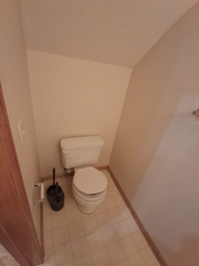 Building Photo - Light & bright! 2 BR, 1.5 BATH Woodbury To...