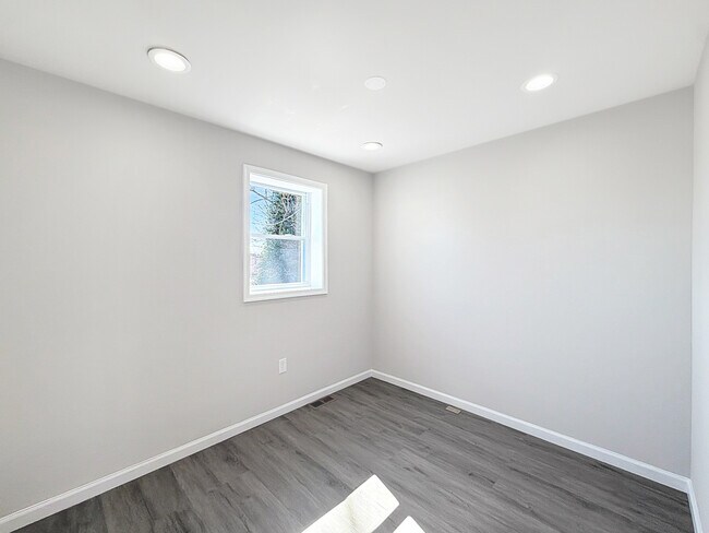 Building Photo - 4828 Beaufort Ave