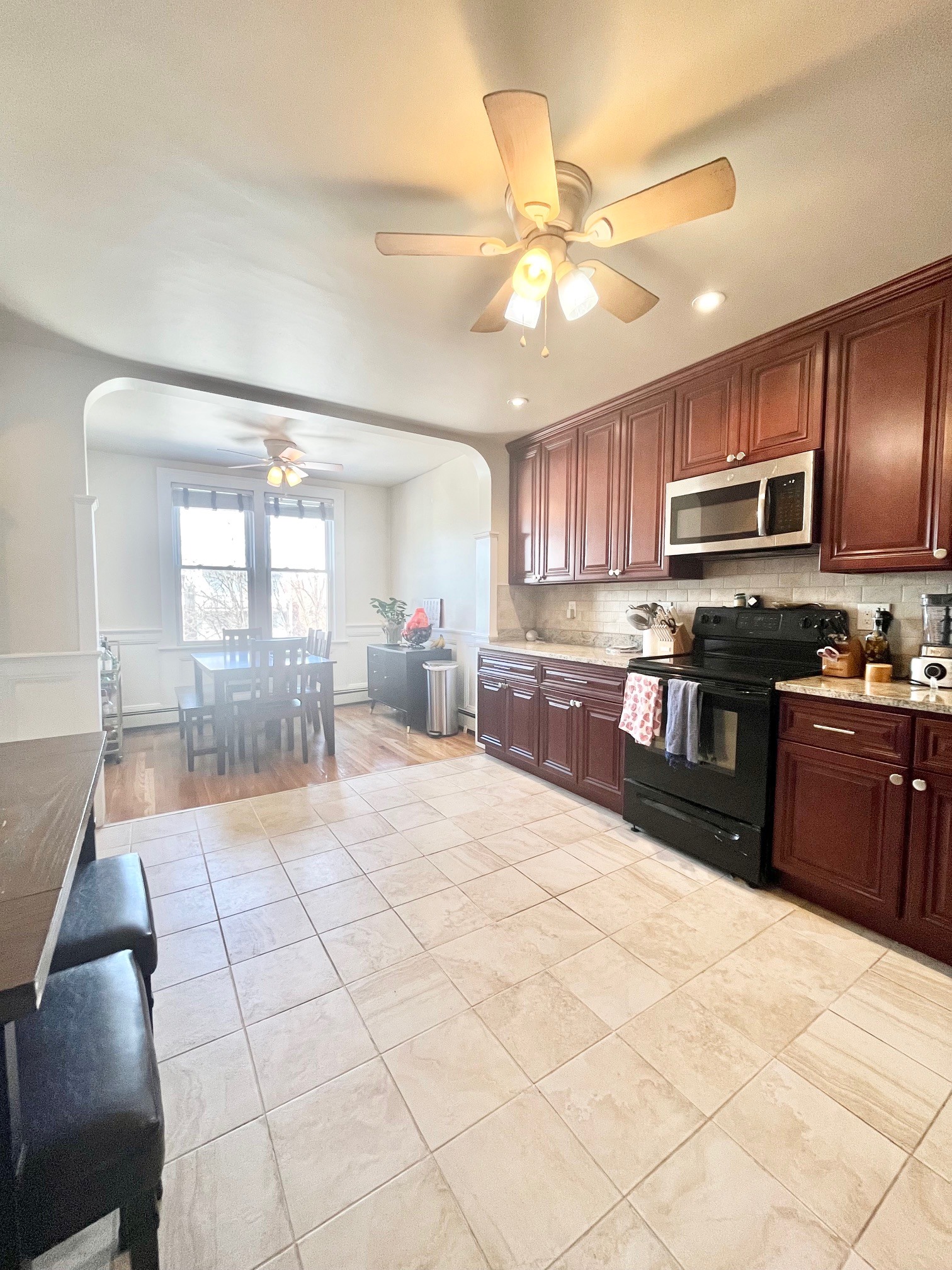 Building Photo - 716 E 6th St