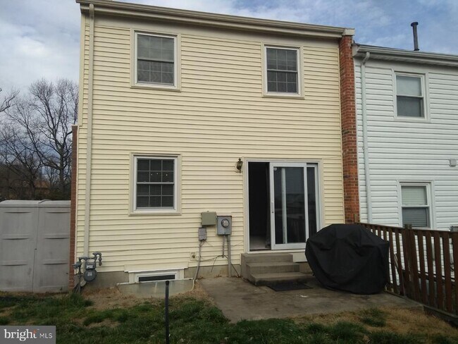 Building Photo - 2055 Pilgrim Dr