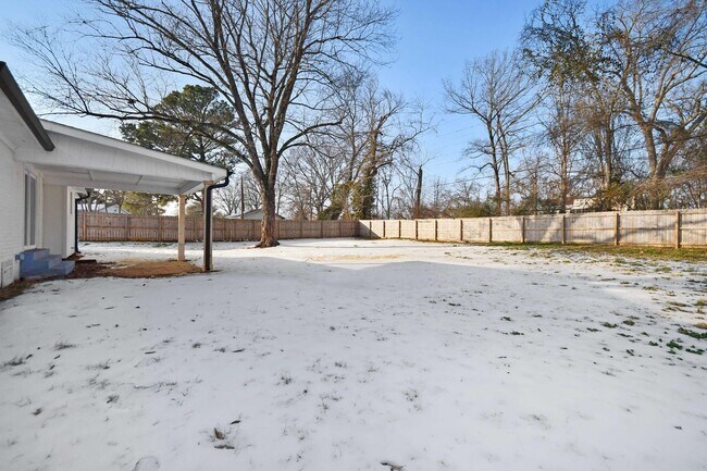 Building Photo - Pet Friendly Three Bedroom!