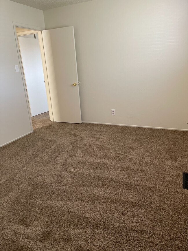 Building Photo - Clean 2 bedroom Duplex Near UNR