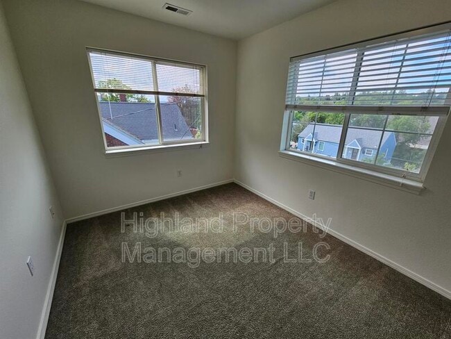 Building Photo - 316 NE Whitman St