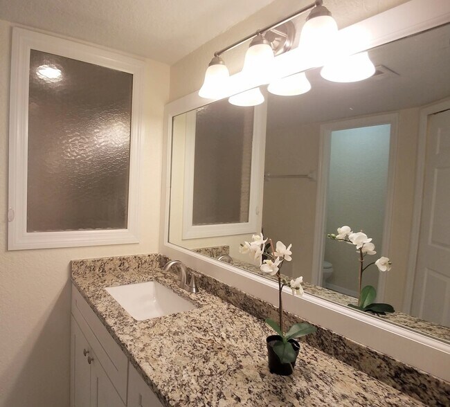 Building Photo - Beautiful  Remodeled First Floor 2/2 Condo...