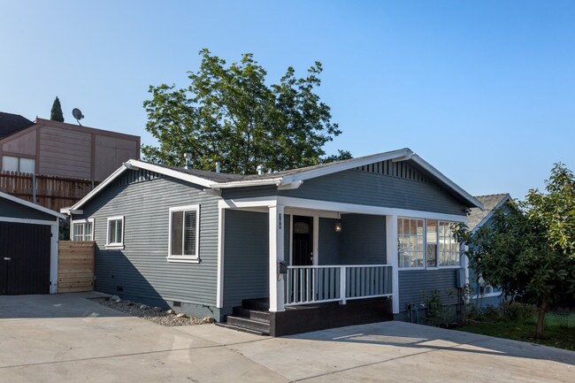 Building Photo - 708 Tularosa Dr