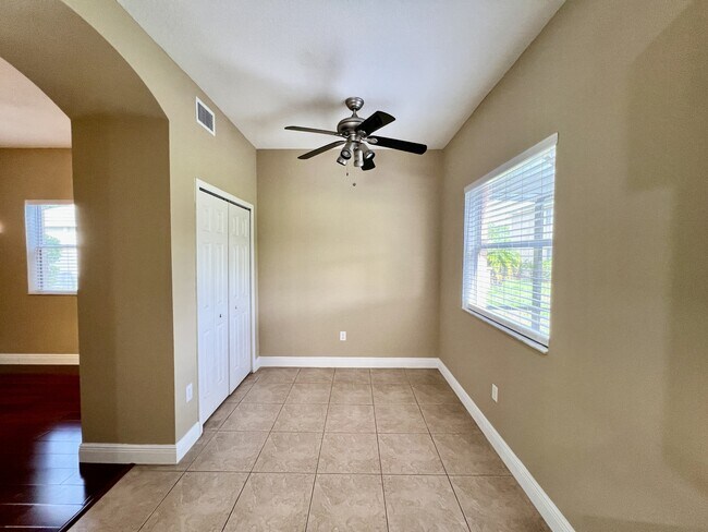Building Photo - 10904 Summerton Dr