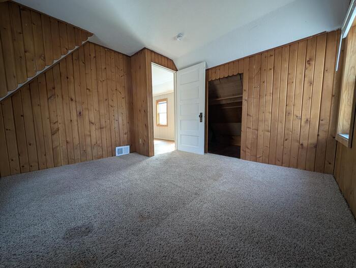 Building Photo - 140 Park St E