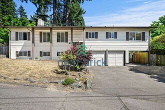 Building Photo - "Spacious 4-Bedroom Haven with 2.5 Baths in Everett – 2,424 Sq Ft of Comfort!"
