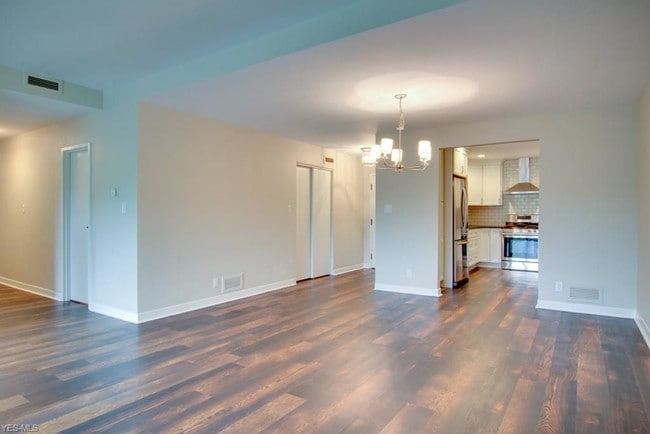 Building Photo - 275 N Portage Path