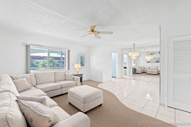 Building Photo - 581 Blue Heron Dr