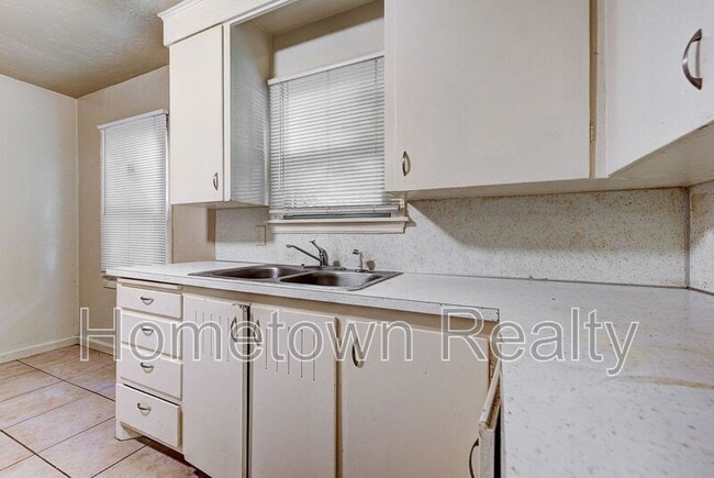 Building Photo - 410 E Steed Dr